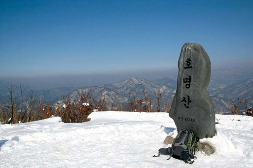 호명산 정상의 비석.