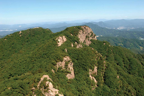 예부터 신령스러운 산으로 알려져온 감악산 전경.
