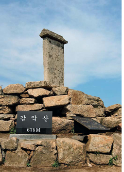 감악산 정상의 신라고비.