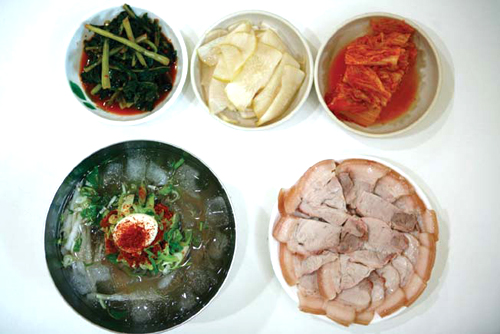 평남면옥은 50년 넘는 맛을 자랑한다. ‘40년 전통’간판을 단 지도 10년이 넘었다. 대표메뉴인 동치미 물냉면과 편육. 묵은 김치, 무김치, 열무김치 등이 어우러진다.