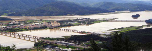 양평 쪽에서 바라본 운길산 전경.