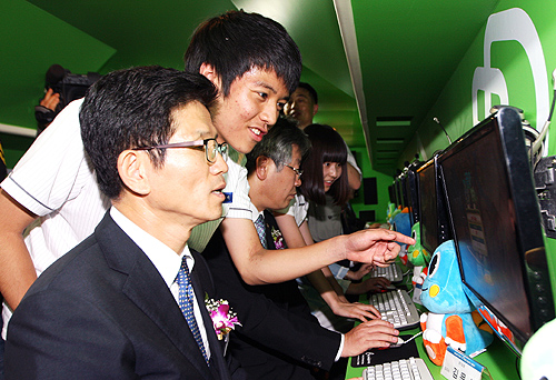 김문수 지사가 콘텐츠상상버스에 직접 탑승해 퍼즐버블온라인게임을 체험하고 있다. 이날 게임에 참여한 9명의 내·외빈 가운데 김 지사가 1위를 차지해 상품으로 게임 마스코트를 받기도 했다.