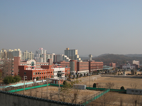 교육과학기술부가 26일 2년제 전문대학인 한국철도대학과 국립대학인 충주대학의 통합을 최종 승인함에 따라 2012년 3월 국립 한국교통대학(의왕캠퍼스)으로 개교하게 된다. 한국철도대학 전경.