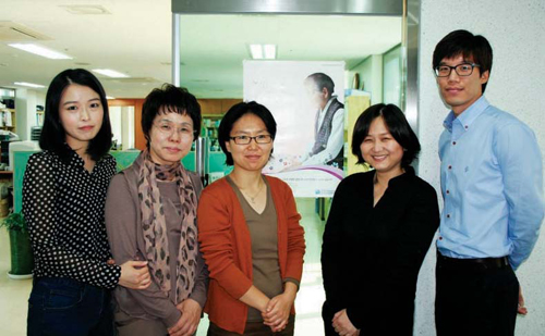 경기도노인종합상담센터 직원들은 노인과 노인가족의 심리∙사회적 문제 해결을 돕고 있다.