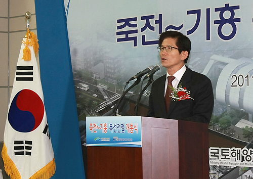 김 지사는 축사에서 “GTX도 내후년 착공을 하는데 서울에서 강남까지 불과 15분에 갈 수 있고 가장 좋은 역사와 노선을 통과하게 돼 용인이 크게 발전할 것”이라고 말했다. 