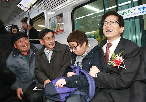 김 지사가 전철 안에서 도민들과 이야기를 나누고 있다. 