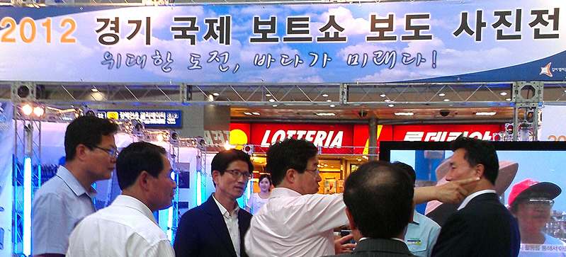 관계자의 설명을 경청하고 있는 김문수 경기도지사.