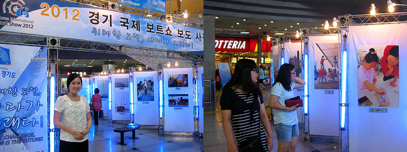 좌) 환하게 미소짓는 사진전 안내원 / 우) 사진을 진지하게 관람하는 도민들.