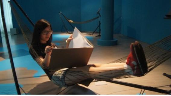 그물침대에서 흔들거리며 섬 끝자락 바다에 온 듯한 경험을 할 수 있는 강소영릴릴展 `고요한 항해-일렁이다`.