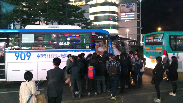 경기도 버스를 이용하는 도민들.