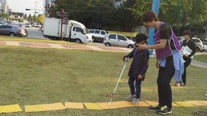 시각장애인 체험하고 있는 참가자의 모습