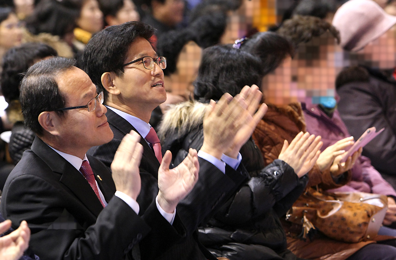 김문수 경기도지사와 김경호 도의회 의장이 취업박람회 개최에 앞서 축하공연을 보고 있다.