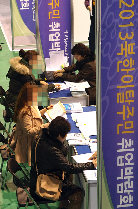 취업 상담 중인 북한이탈주민과 기업 관계자들.