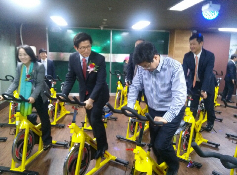 김 지사가 직접 스피닝을 체험해보고 있다.