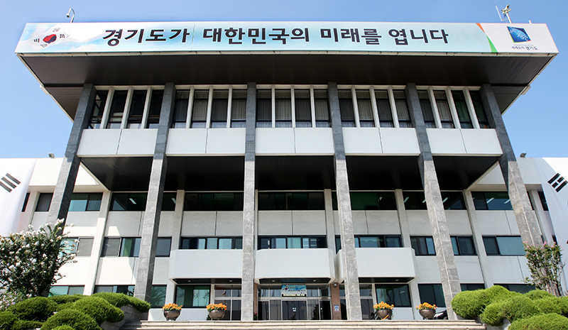 경기도는 제13회 경기도 장애극복상 수상자로 용인시 이강욱(남·55), 성남시 정기영(남·45), 의정부시 김종판(남·43) 등 3명을 선정했다.