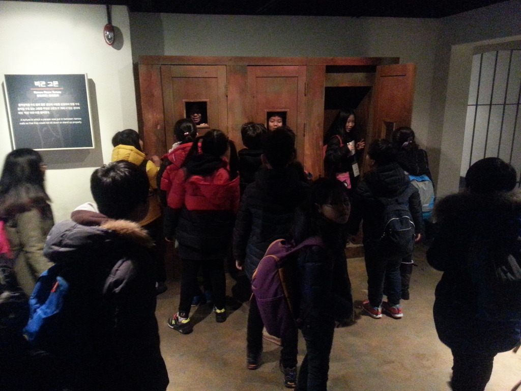 벽관 고문을 체험하는 아이들의 모습