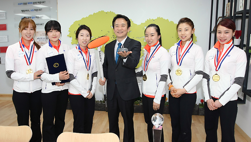 남경필 경기도지사가 도청 컬링팀으로부터 받은 컬링 브러쉬와 미니 스톤을 들고 여자컬링팀과 기념촬영을 하고 있다.  
