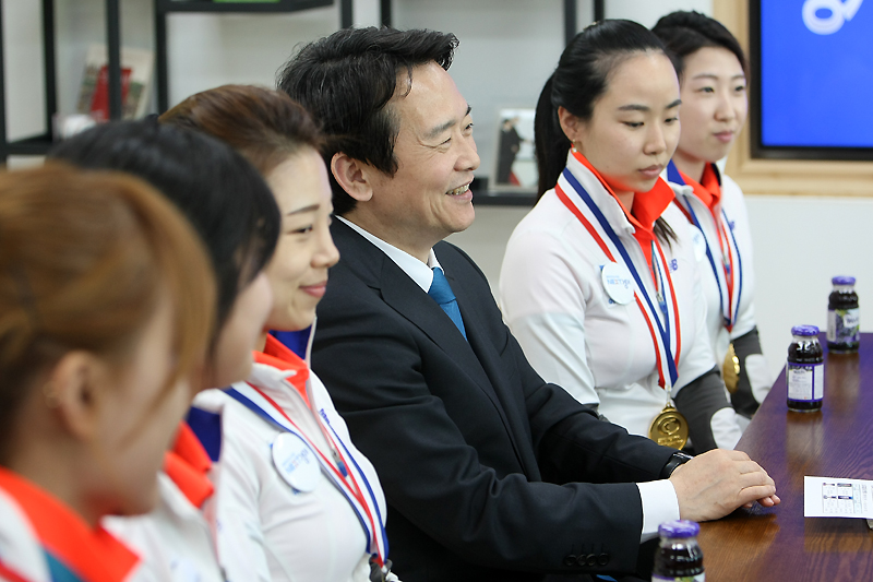 이날 자리에서 남 지사는 의정부시에 전용컬링경기장을 지을 수 있도록 노력하겠다고 말했다. 