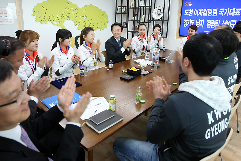 남경필 지사는 23일 오후 5시 집무실에서 경기도청 컬링팀을 초청해 격려했다. 