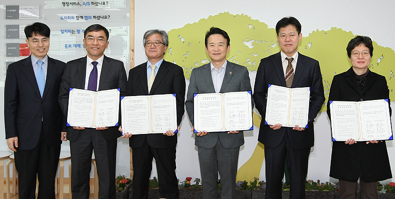 17일 경기도청에서 열린 ‘북한이탈주민 취업지원 및 문화격차 해소 MOU’ 체결식에서 남경필 경기도지사와 한기수 통일부 하나원장, 손광주 남북하나재단 이사장, 하미용 중부지방고용노동청장, 서승원 경기지방중소기업청장이 협약서에 서명한 후 기념촬영을 하고 있다.