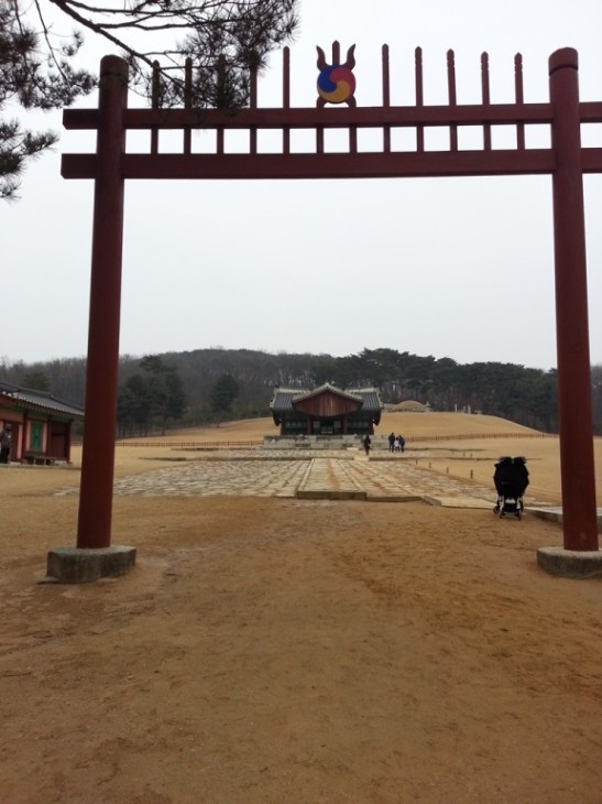 홍살문에서 바라 본 융릉