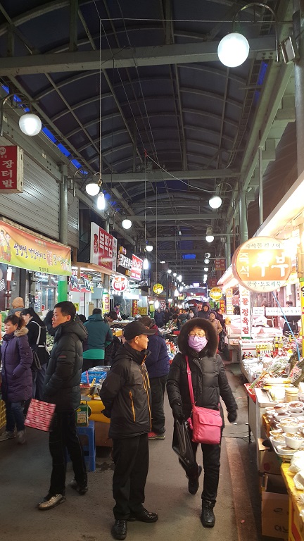 명절 이후에도 푸짐한 인심으로 시장이 북적였다.