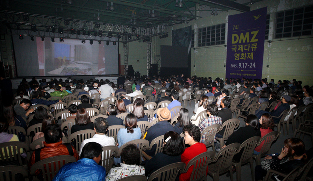 제8회 DMZ국제다큐영화제가 시각장애인과 유아를 위한 쉬운 화면 해설을 제공하는 ‘배리어프리(barrier free) 서비스’를 도입한다. 자료사진.