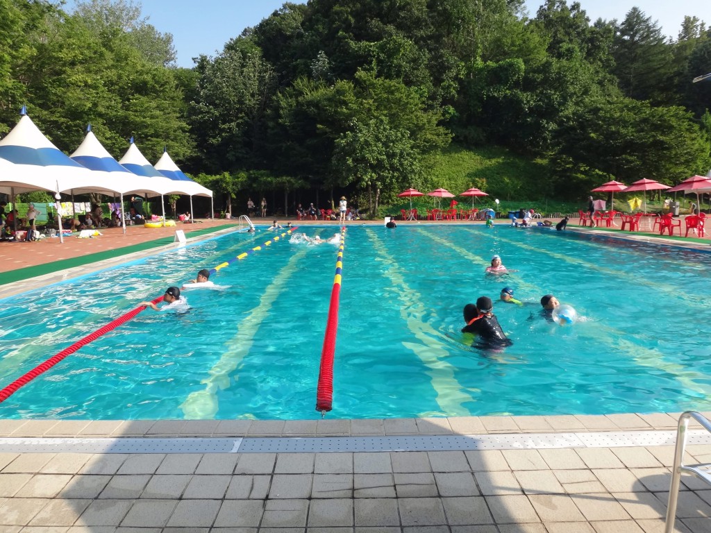 정규풀은 키 150cm 이상 청소년과 성인이 이용할 수 있다.