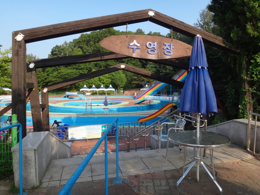 수영장 입구 바로 옆에 매표소가 위치해 있다.