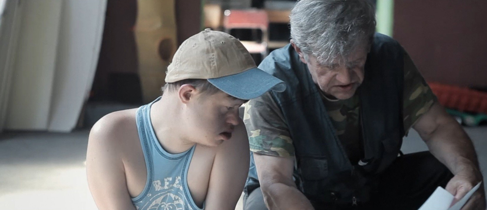 파일럿이 되는 것이 꿈인 소년 보이첵. 아버지와 함께 골판지 상자가 모으는 것이 취미, 장애아들을 돌보는 소소한 가족의 행복 그려.