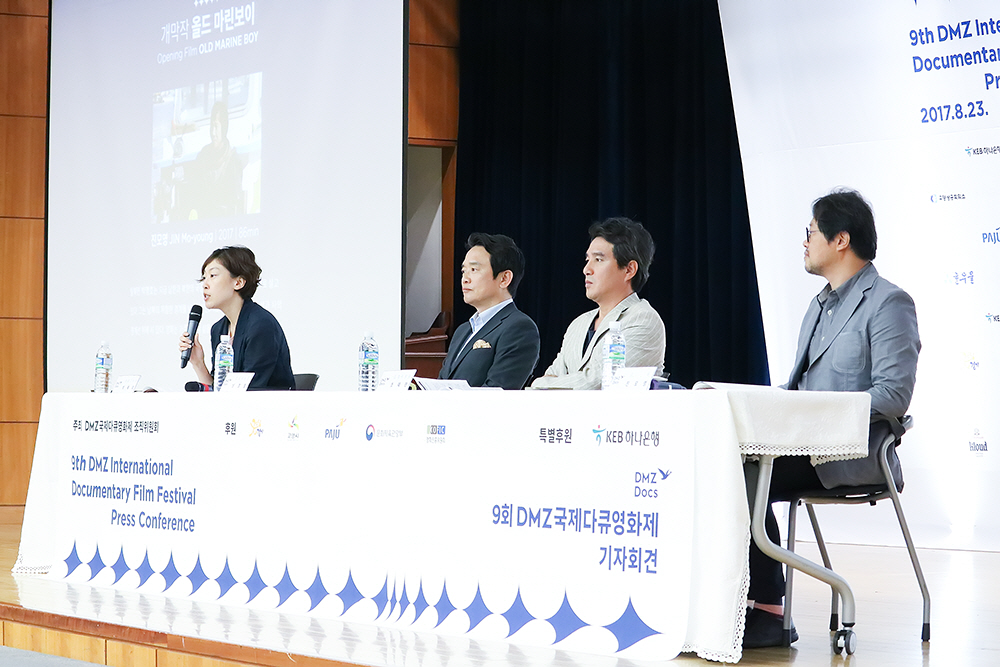 (왼쪽부터) 박혜미 프로그래머, 남경필 경기도지사, 조재현 집행위원장, 진모영 감독이 참석했다.