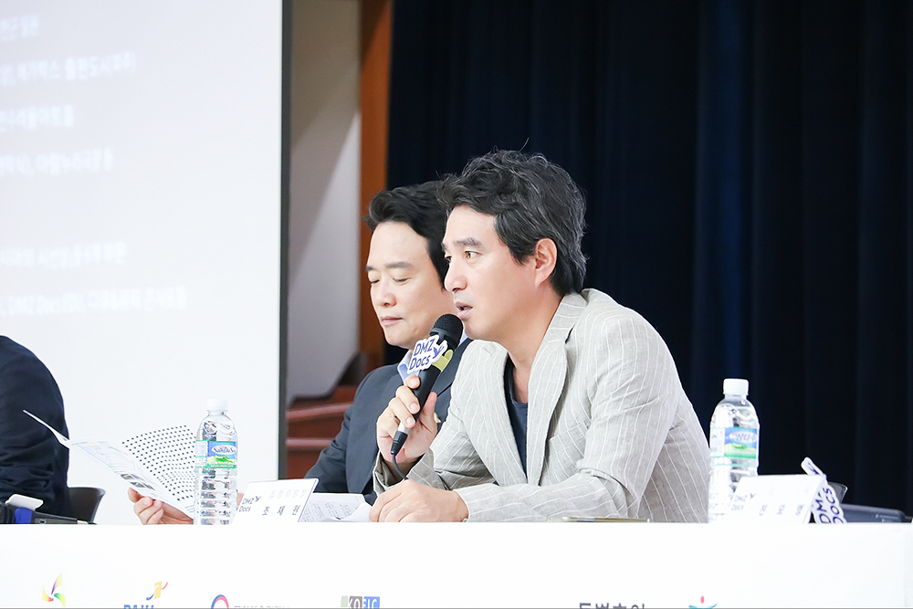 DMZ국제다큐영화제를 소개하는 조재현 집행위원장.