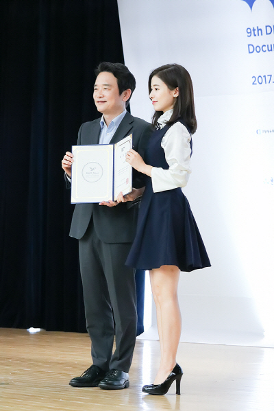 남경필 경기도지사가 배우 지우에게 홍보대사 위촉장을 수여했다.