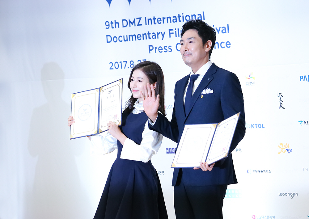 위촉장과 함께 포토타임을 갖고 있는 배우 조진웅과 지우.