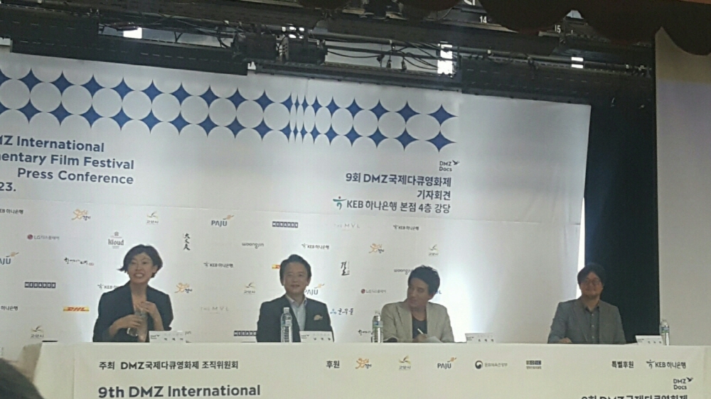 왼쪽부터 박혜미 프로그래머, 남경필 경기도지사, 조재현 집행위원장, 진모영 감독.