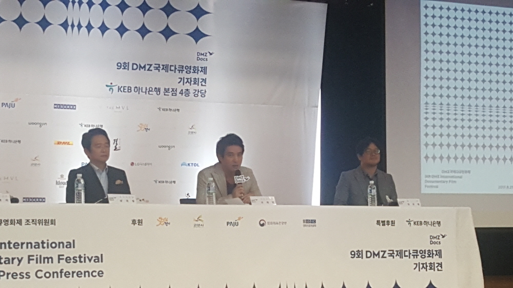 조재현 집행위원장이 이번 영화제에 대해 설명하고 있다.