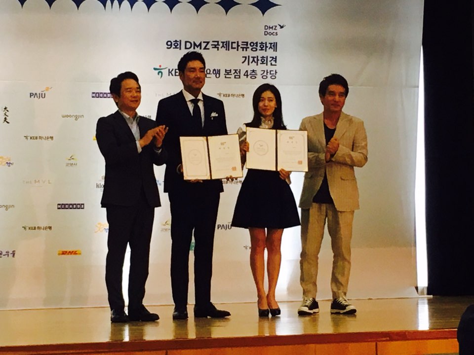 남경필 경기도지사와 조재현 집행위원장이 홍보대사로 위촉된 배우 조진웅, 지우와 기념촬영을 하고 있다.