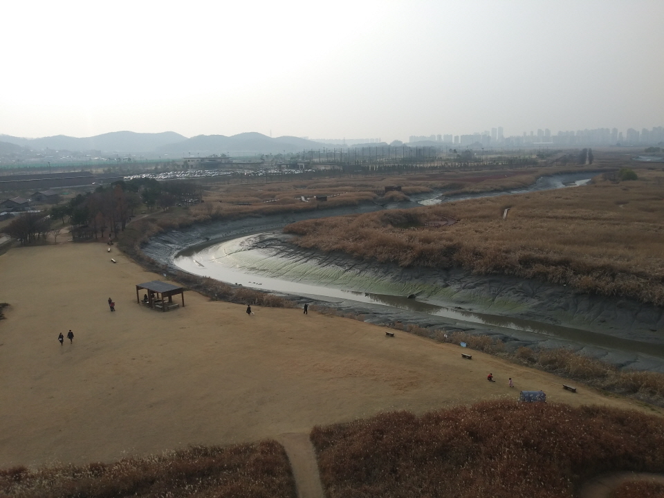 공원 사이로 갯골이 가로지르고 있다.