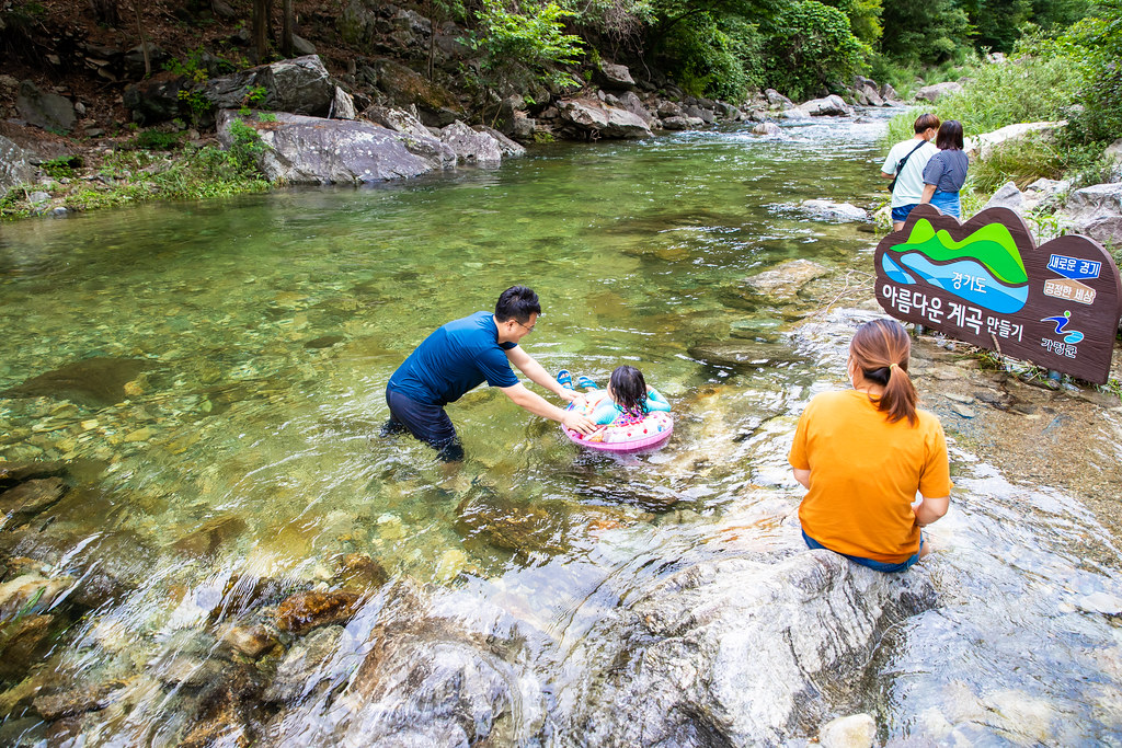 청정계곡으로 돌아온 가평 용추계곡에서 관광객들이 물놀이를 즐기고 있다.