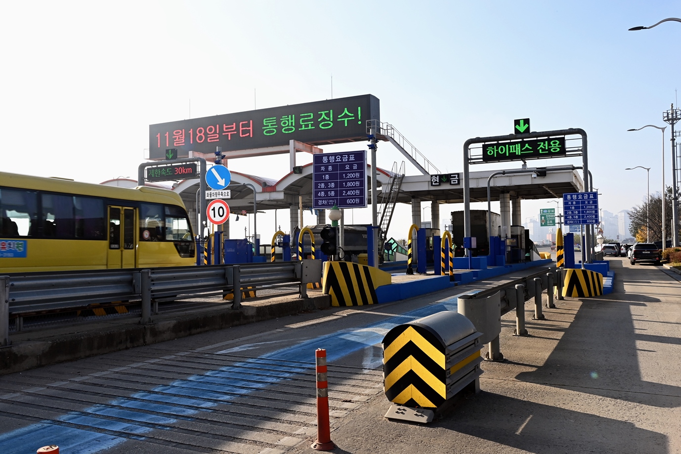 한강에 있는 다리 중 유일하게 통행료를 받는 유료도로인 일산대교. 짧은 구간에 비해 지나치게 비싼 통행료로 이용자의 불만이 높다.