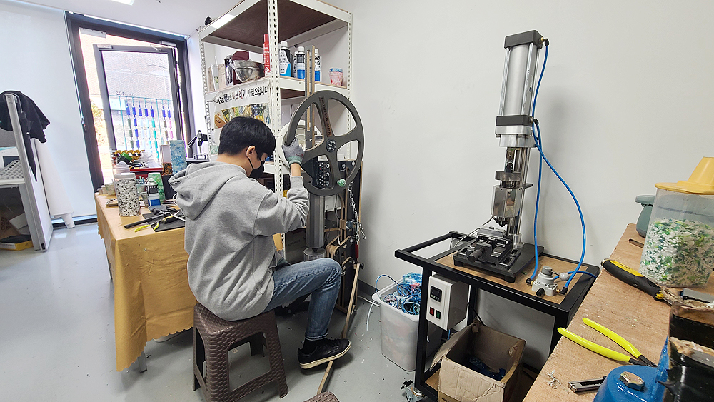 경기도업사이클플라자 입주기업 <동네형>은 플라스틱 쓰레기로 티코스터, 열쇠고리, 화분 등의 제품을 생산한다.