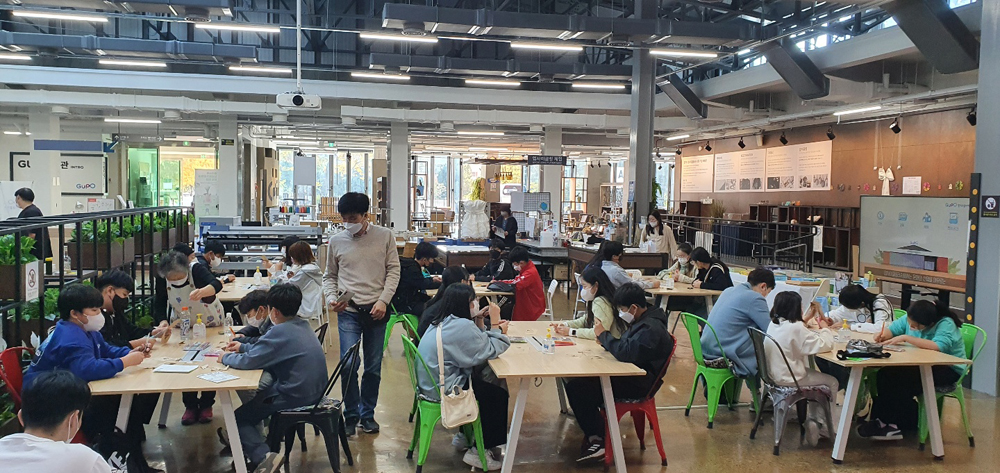 경기도업사이클플라자를 찾은 탐방객들이 ‘창작의 광장’에서 업사이클 체험을 하고 있다.