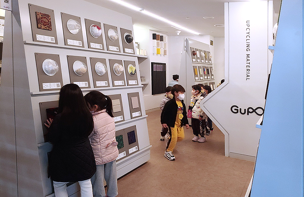 폐원단, 폐현수막, 폐가죽 등 업사이클 소재를 전시해 놓은 ‘소재전시실’은 소재DB 검색시스템을 구축해 온라인 정보도 제공한다.