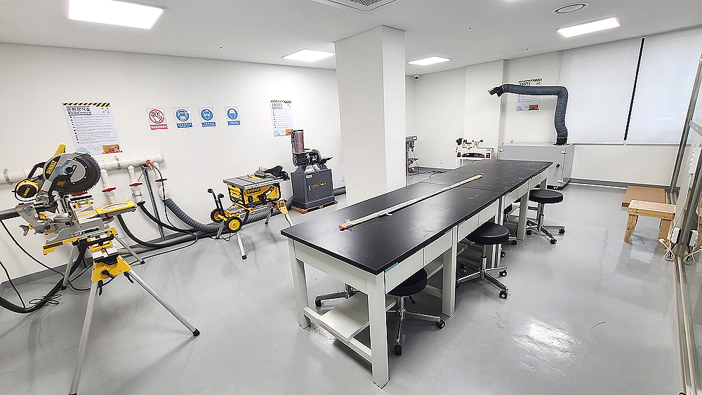 경기도업사이클플라자의 ‘순환창작소’는 원소재의 2차 세부 가공 작업을 위한 공간으로, 1차 가공된 소재의 세부 디자인 작업이 가능한 3D 가공장비(정밀 3D 프린터, CNC, CAST 등), 레이저커팅기 등을 갖추고 있다. 