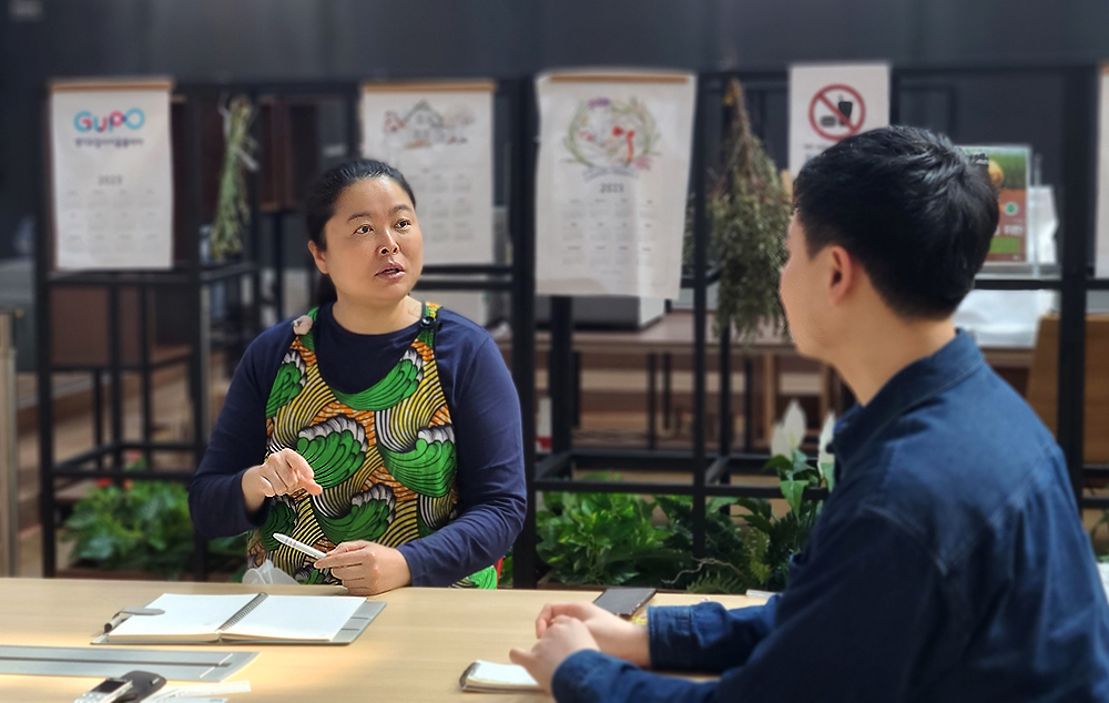<같이공방>의 김선애 대표는 경기도업사이클플라자에 입주함으로써 “업사이클 소재를 보관하는 공간 등을 저렴한 비용으로 확보하고, 대외적으로 신뢰도를 높일 수 있었다”라고 말했다.