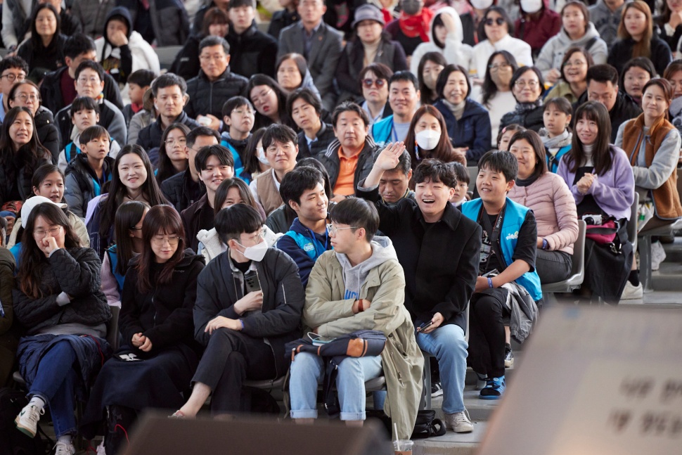 ‘도지사와 함께하는 맞손토크’에 참석한 한 청년이 김동연 지사에게 청소년 교통비 지원 사업 관련해 의견을 전하고 있습니다. 