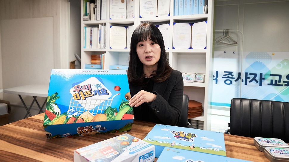 ‘수원 라온경제교육사회적협동조합’ 김효연 이사장이 사회적경제에 대해 설명을 하고 있다.