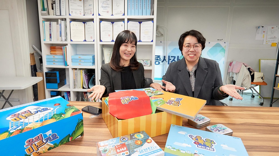김효연 이사장과 김은선 이사가 라온경제교육사회적협동조합에서 개발한 경제교육 교구를 소개하고 있다.