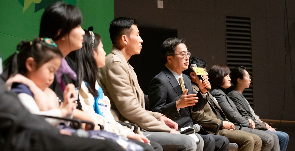 제5차 인구톡톡위원회가 열린 가운데 김동연 도지사, 가수 션, 도민이 함께 돌봄 소통을 하고 있다.  