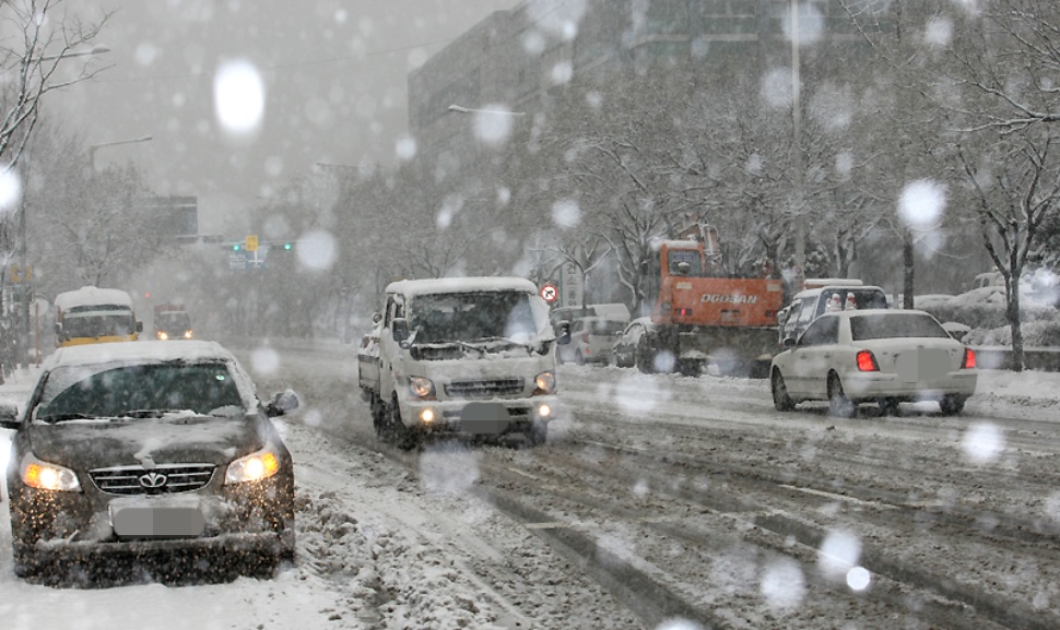 차량 내에는 갑작스러운 폭설을 대비해 스노체인이나 스프레이 체인 등 타이어 접지력을 높여주는 관리 용품을 갖춰두는 게 좋습니다.
